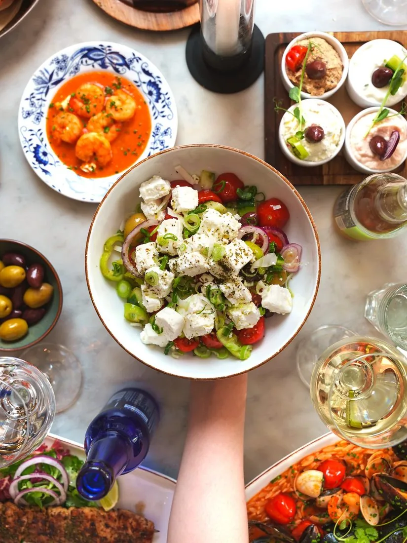 Grekisk sallad med fetaost, oliver och räkor i tomatsås