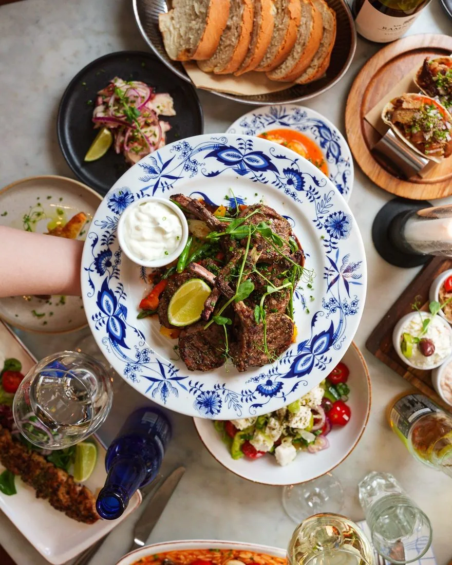 Lammracks med tzatziki, grönsaker och lime på blommigt porslin